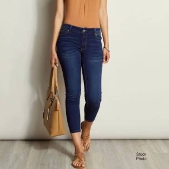 Tahari Haisley Fit Solution Denim Faded Cropped Jean Capri Size 12/31 - Picture 2 of 16